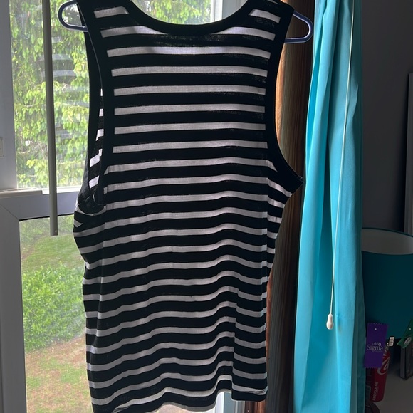 Old Navy Casual Summer Tank - Picture 3 of 3